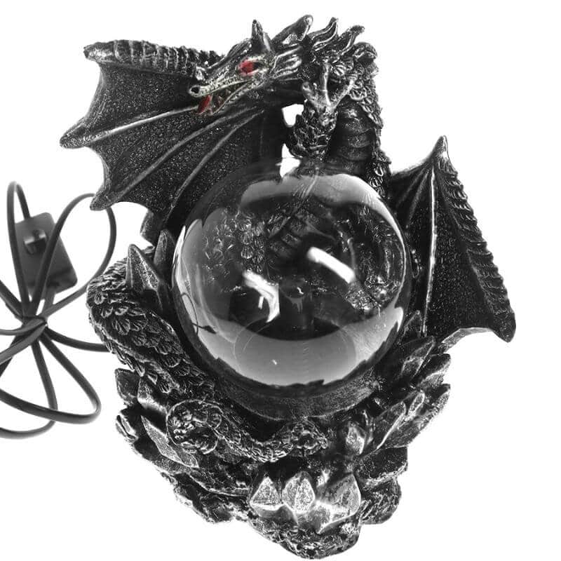 Palla di cristallo decorativa con drago in metallo nero, perfetta come oggetto scientifico e decorativo, ideale per appassionati di fantasy e simbolismo.