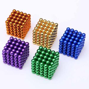 Palline di magneti colorati in forma di cubo, ideali per decorazioni scientifiche e giochi educativi.