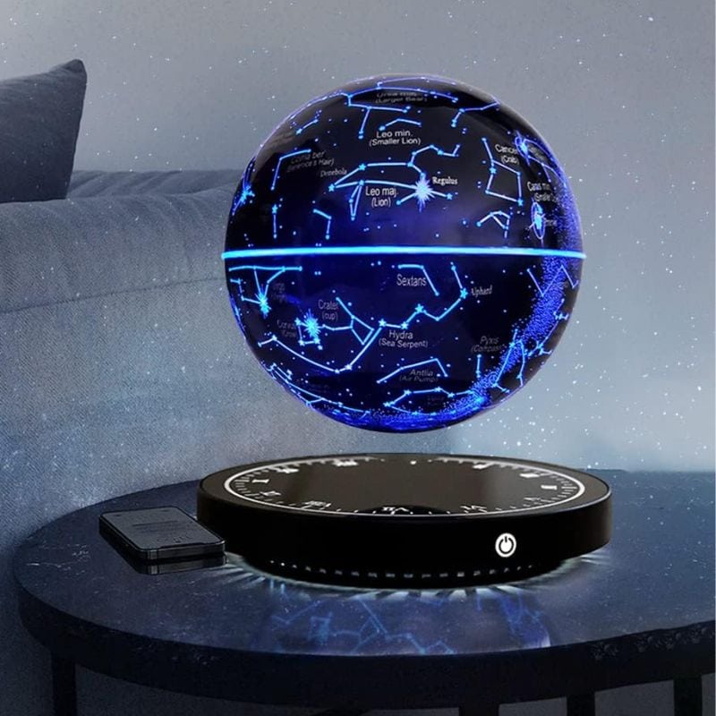 Il globo stellare luminoso con mappa delle costellazioni, posizionato su base nera, crea un'atmosfera affascinante e educativa, perfetta come decorazione scientifica moderna.