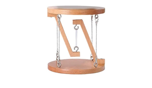 Piatto di equilibrio in legno con pendolo e numeri romani, oggetto decorativo scientifico per appassionati di fisica e scienza.