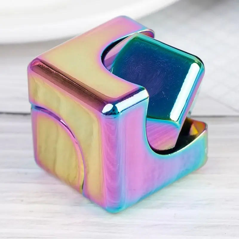 Fidget cubico silenzioso in omaggio a partire da 70 €