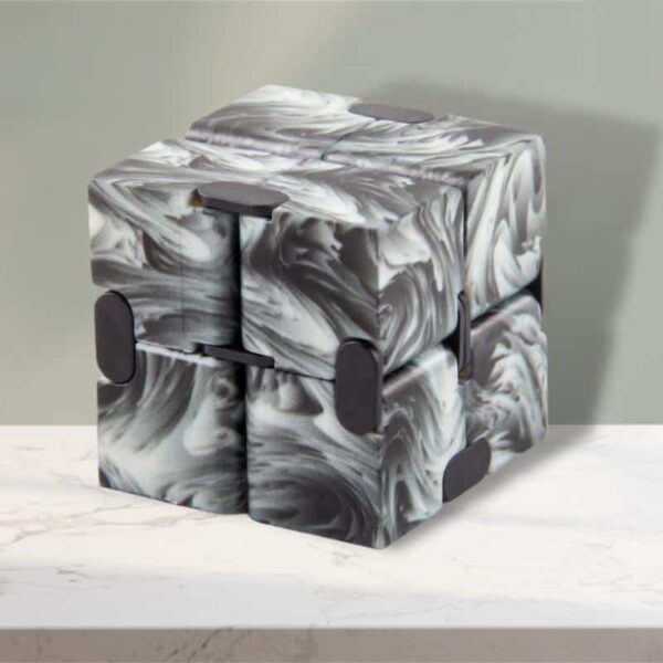 Cubo decorativo in stile marbled con elementi in gomma nera, perfetto come oggetto scientifico decorativo per ambienti moderni.