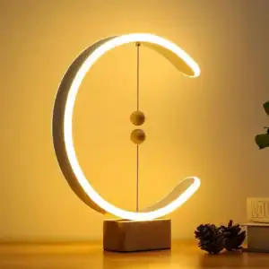 Luce decorativa a forma di luna con elementi scientifici, illuminata e moderna, ideale per ambienti di studio o decorazioni a tema astronomico.