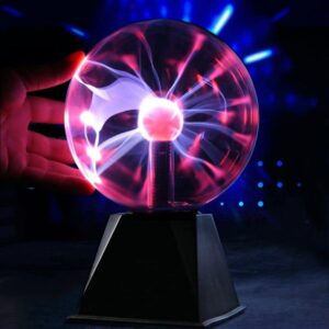 Un esperimento di plasma con sfera di Tesla che emette scariche di energia luminosa di colore rosa e blu, su base nera.
