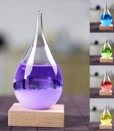 Vaso di vetro con liquido colorato in varie tonalità, posizionato su una base di legno, perfetto come decorazione scientifica o oggetto da collezione.