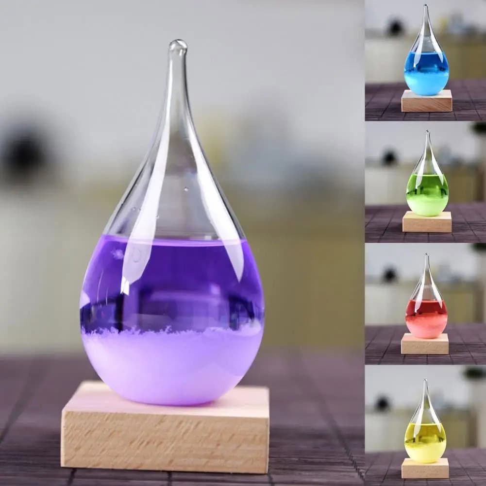 Vaso di vetro con liquido colorato e base di legno Vaso di vetro con liquido colorato in varie tonalità, posizionato su una base di legno, perfetto come decorazione scientifica o oggetto da collezione.