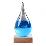 Vaso di laboratorio in vetro con liquido blu, posizionato su una base di legno, perfetto come decorazione scientifica o oggetto da collezione.