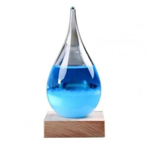 Vaso di laboratorio in vetro con liquido blu, posizionato su una base di legno, perfetto come decorazione scientifica o oggetto da collezione.