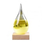 Vaso di laboratorio in vetro con liquido giallo, posizionato su una base di legno, perfetto come decorazione scientifica o oggetto da collezione.