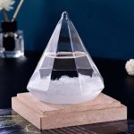 Piramide di vetro decorativa con base in legno, oggetto scientifico e decorativo per ambienti moderni e studi scientifici.