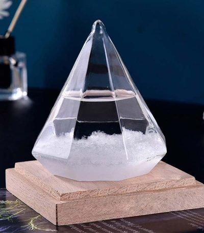 Piramide di vetro decorativa con base in legno, oggetto scientifico e decorativo per ambienti moderni e studi scientifici.