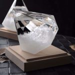 Modello di cristallo di ghiaccio decorativo su base di legno, perfetto come oggetto di decorazione scientifica o da collezione, con dettagli traslucidi e riflessi luminosi.