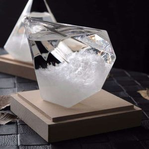 Modello di cristallo di ghiaccio decorativo su base di legno, perfetto come oggetto di decorazione scientifica o da collezione, con dettagli traslucidi e riflessi luminosi.