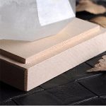 Immagine di una pietra e di un blocco di legno utilizzati in esperimenti scientifici, ideali per decorazioni e oggetti scientifici.