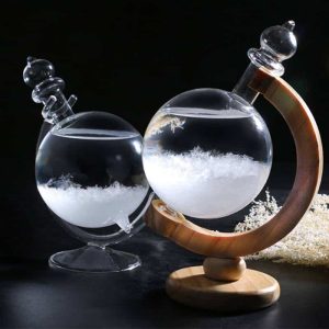 Vasi di cristallo con sabbia bianca e supporto in legno, decorazioni scientifiche eleganti e moderne, perfette per arredamento e collezionismo.