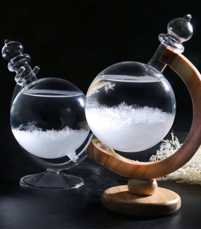 Vasi di cristallo con sabbia bianca e supporto in legno, decorazioni scientifiche eleganti e moderne, perfette per arredamento e collezionismo.