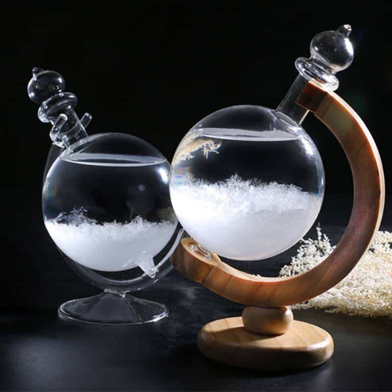 Vasi di cristallo con sabbia bianca e supporto in legno, decorazioni scientifiche eleganti e moderne, perfette per arredamento e collezionismo.