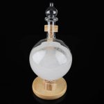 Vaso di vetro con sostanza chimica in laboratorio, decorazione scientifica per ambienti educativi e scientifici, oggetto decorativo originale e didattico.