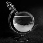 Vaso di vetro con liquido e vapori, oggetto decorativo scientifico in stile vintage, perfetto per appassionati di scienza e decorazioni originali.