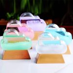 Set di vasi di sapone a forma di nuvola in vari colori pastello, ideali come decorazioni scientifiche e oggetti da collezione. Perfetti per ambienti moderni e creativi.