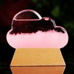 Nuvola di vetro con liquido rosa e base in legno, decorazione scientifica originale e colorata, perfetta come oggetto da collezione o decorazione per ambienti a tema scientifico.