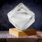 Ghiaccio artistico scolpito a forma di cubo su base di legno, decorazione scientifica elegante e moderna.