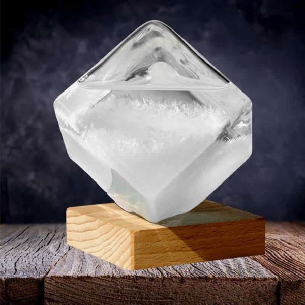 Ghiaccio artistico scolpito a forma di cubo su base di legno, decorazione scientifica elegante e moderna.
