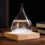 Vaso a goccia di vetro con liquido e bolle, decorazione scientifica elegante e moderna. Perfetto come oggetto decorativo o da collezione per appassionati di scienza.