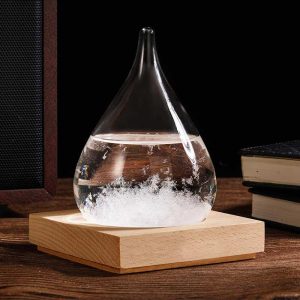 Vaso a goccia di vetro con liquido e bolle, decorazione scientifica elegante e moderna. Perfetto come oggetto decorativo o da collezione per appassionati di scienza.