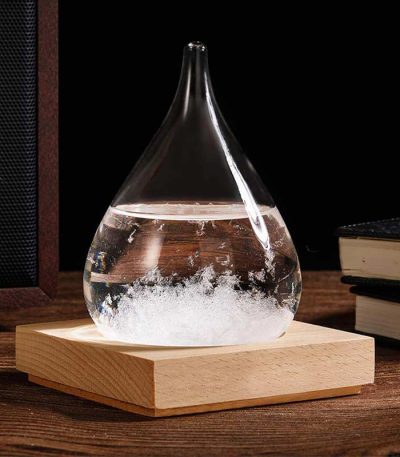 Vaso a goccia di vetro con liquido e bolle, decorazione scientifica elegante e moderna. Perfetto come oggetto decorativo o da collezione per appassionati di scienza.