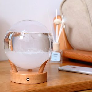 Diffusore di aromi con sfere di vetro e base in legno, ideale per creare un'atmosfera rilassante e profumata in casa o in ufficio. Design elegante e funzionale, perfetto come decorazione scientifica o.