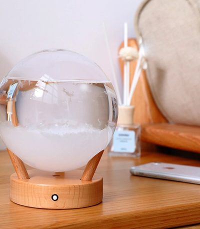 Diffusore di aromi con sfere di vetro e base in legno, ideale per creare un'atmosfera rilassante e profumata in casa o in ufficio. Design elegante e funzionale, perfetto come decorazione scientifica o.