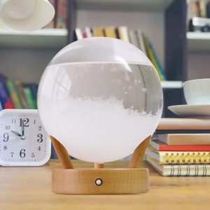 Orologio decorativo a sfera di vetro con base in legno, perfetto come oggetto scientifico o decorazione da scrivania. Design elegante e moderno, ideale per appassionati di scienza e arredamento origin.