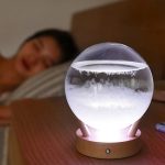 Lampada a sfera con effetto nebulosa luminosa, decorazione scientifica moderna e originale, perfetta per ambienti di studio o come regalo innovativo.