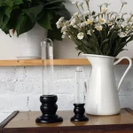 Vasi decorativi scientifici in vetro nero e trasparente, ideali come oggetti di design e decorazioni per ambienti moderni e scientifici. Perfetti per esposizioni, studi o come elementi di arredo elega.