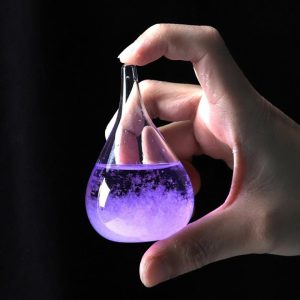 Provetta con liquido viola fluorescente, simbolo di scienza e ricerca scientifica.