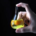 Provetta con liquido giallo brillante, usata per esperimenti scientifici in laboratorio.