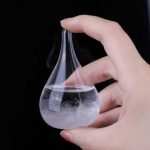 Vaso di vetro con vapori di liquido scientifico, maneggiato con cura, simbolo di curiosità e sperimentazione scientifica.