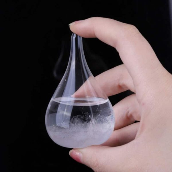 Vaso di vetro con vapori di liquido scientifico, maneggiato con cura, simbolo di curiosità e sperimentazione scientifica.