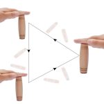 Strumento di fisica con pali di legno, calamite e palline magnetiche per esperimenti scientifici e dimostrazioni educative.