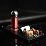 Modello di bobina di Tesla con componenti elettronici, ideale come decorazione scientifica o oggetto da collezione.