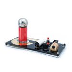 Modello di esperimento scientifico con bobina di Tesla, componenti elettronici e punto di innesco, ideale per decorazioni scientifiche e attività educative.