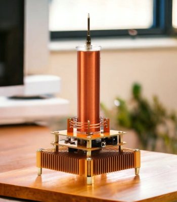 Modello di generatore di Tesla in miniatura con dettagli metallici e struttura complessa, perfetto come decorazione scientifica o oggetto da collezione.