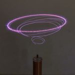 Vortice di plasma con effetto luminoso viola che si forma sopra un generatore di plasma, creando un'illusione di spirale luminosa sospesa nell'aria.