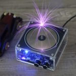 Generatore di plasma con scintille viola, mostra un effetto di scarica elettrica su una superficie di legno, ideale come decorazione scientifica innovativa.