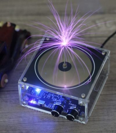 Generatore di plasma con scintille viola, mostra un effetto di scarica elettrica su una superficie di legno, ideale come decorazione scientifica innovativa.