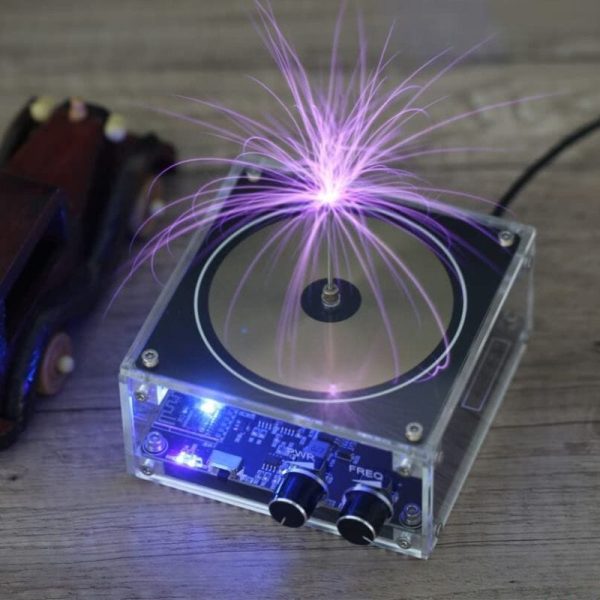 Generatore di plasma con scintille viola, mostra un effetto di scarica elettrica su una superficie di legno, ideale come decorazione scientifica innovativa.