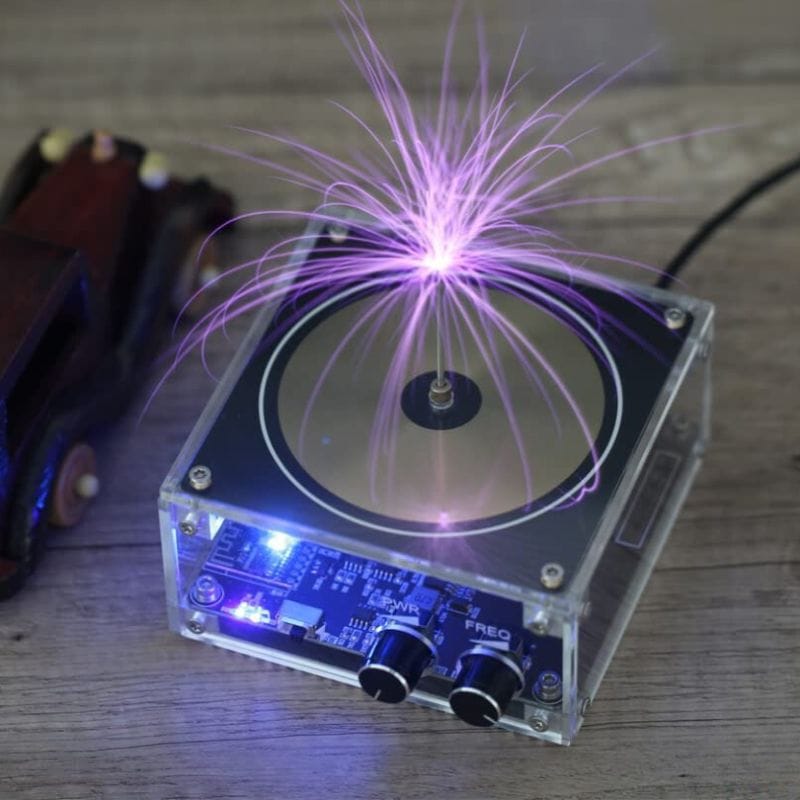 Vortice di plasma con scintille luminose Generatore di plasma con scintille viola, mostra un effetto di scarica elettrica su una superficie di legno, ideale come decorazione scientifica innovativa.