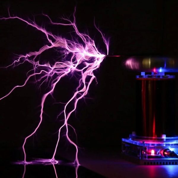 Scarica elettrica visibile con fulmini viola in laboratorio, con apparecchiature scientifiche e generatori di Tesla.