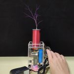Bobina di Tesla funzionante con scariche elettriche visibili.